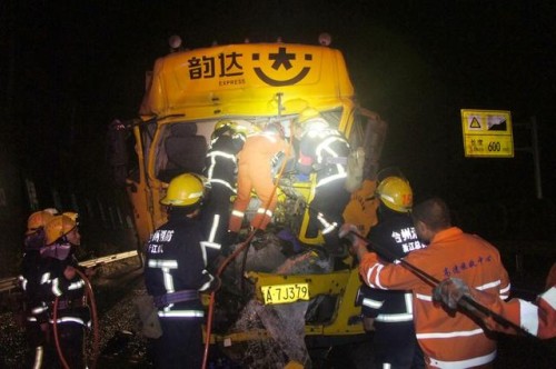 凌晨高速公路发生车祸 台州仙居消防顶车救人