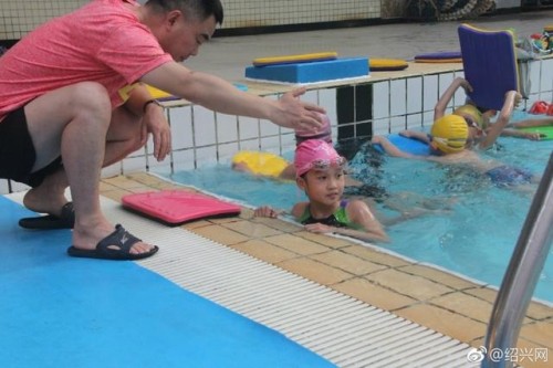 去游泳路上遇车祸截肢的绍兴女孩 两年后重学游泳
