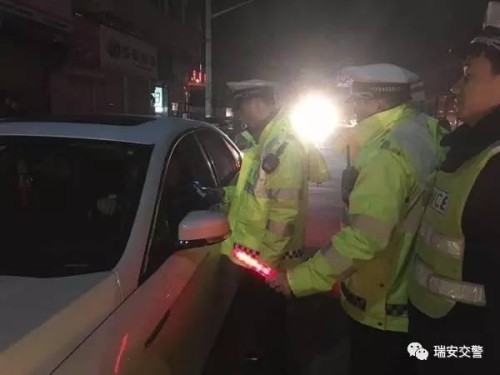 温州男子开路虎出车祸 致一人死亡