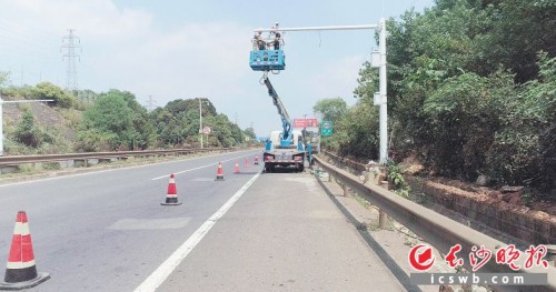 城市开放道路设施正在进行改造。