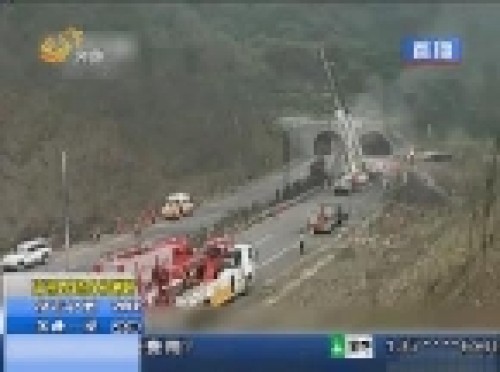 怀化:液化气槽罐车侧翻发生爆炸