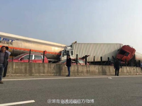 湖南二广高速今日发生车祸 河南籍货车上3人死亡