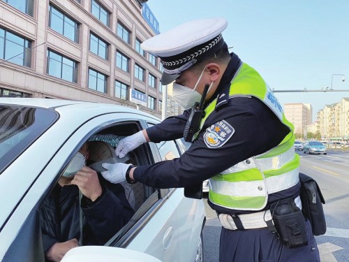 一盔一带安全常在！济南交警严查与宣教并举助力交通安全环境再提升