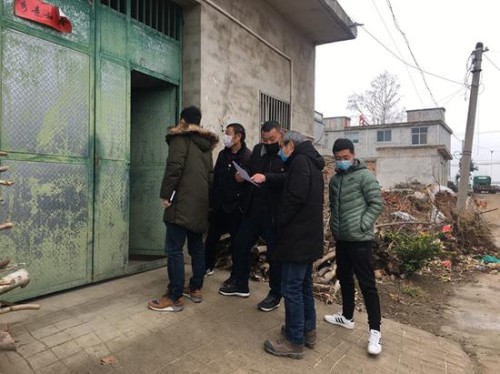 图为朱建波（左三）与县纪委监委工作人员一起查看仲兴居委会外地返乡人员居家隔离情况。邓小宾 摄