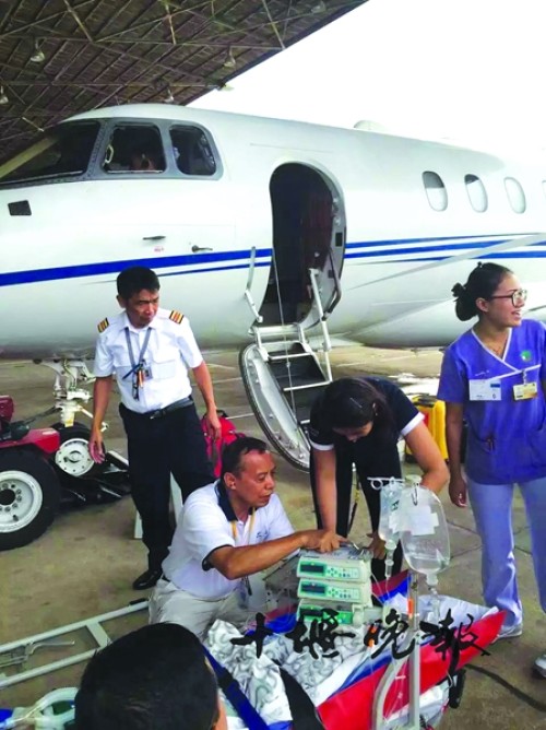 泰国曼谷，包机医护人员在做起飞前的准备