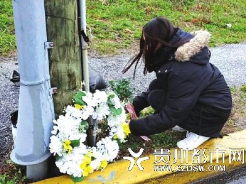 张兰大女儿在事发地点献花。 图片来自网络
