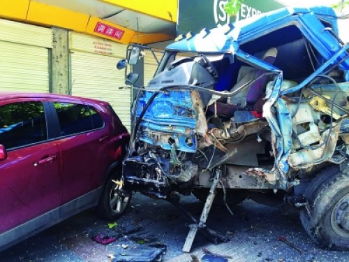 车祸后的油罐车。记者杨荣峰 摄