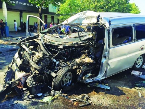 车祸后的油罐车。记者杨荣峰 摄