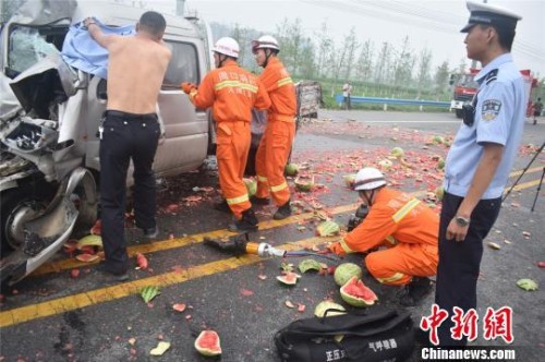 　　图为交警脱下警服为受伤司机遮雨　韩泽文　摄