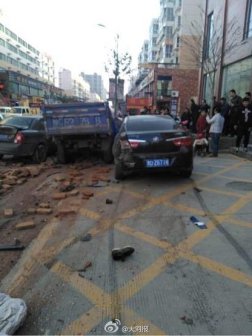 洛阳市汝阳县城隆盛路发生一起交通事故，据目击者称：一辆拉砖的三轮车失控后，撞到数名路人后，又连续撞到10多辆汽车，三轮车上砖块散落一地，被撞车辆受损严重。