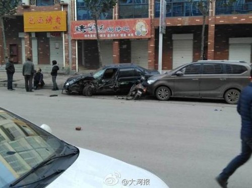 洛阳市汝阳县城隆盛路发生一起交通事故，据目击者称：一辆拉砖的三轮车失控后，撞到数名路人后，又连续撞到10多辆汽车，三轮车上砖块散落一地，被撞车辆受损严重。