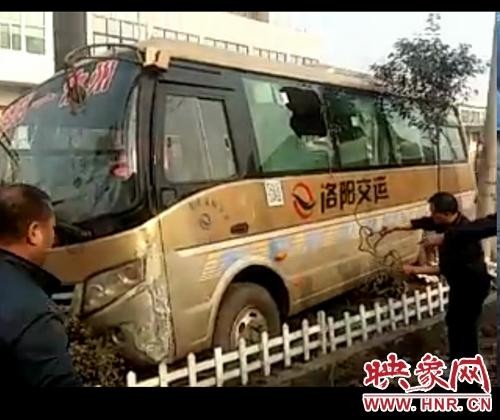 洛阳客车汝州境内发生交通事故 两名骑车女子死亡（图片来源映象网）