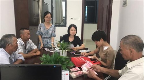 实习律师张蕾（右三）成功调解一起交通事故责任纠纷