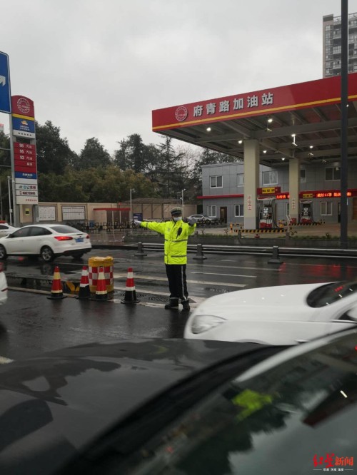 民警在疏导点引导车辆