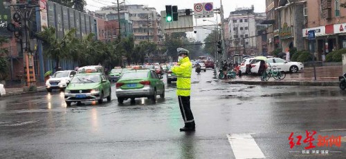 民警在疏导点引导车辆