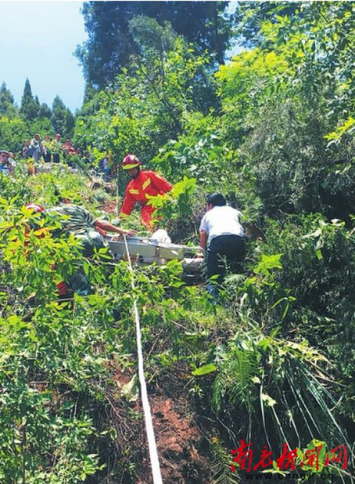 消防官兵在悬崖上救被困驾驶员