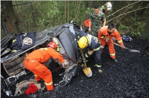 遭运煤货车推下坎，小轿车上5人3死2伤。