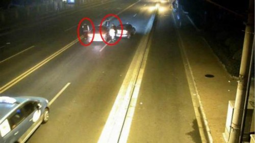 图说：事故发生后双方开始谈判。徐汇警方供图