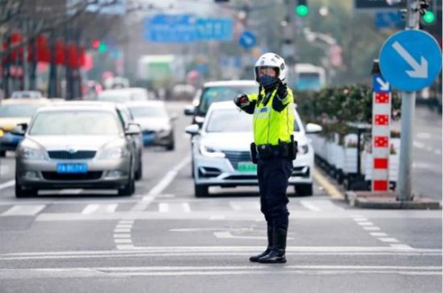 图说：民警在街头疏导交通。 黄浦公安分局供图