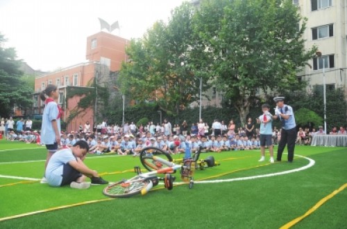 广灵路小学学生与交警模拟事故现场学习交通安全知识　齐传彬摄