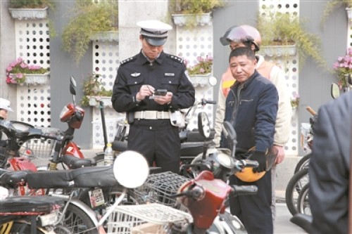 交警集中整治摩托车。