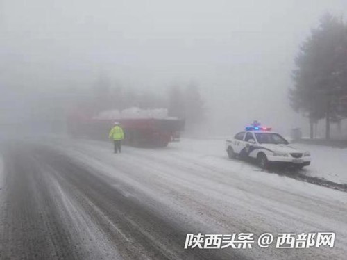 降雪天， 宝鸡交管部门全力疏导确保交通安全。