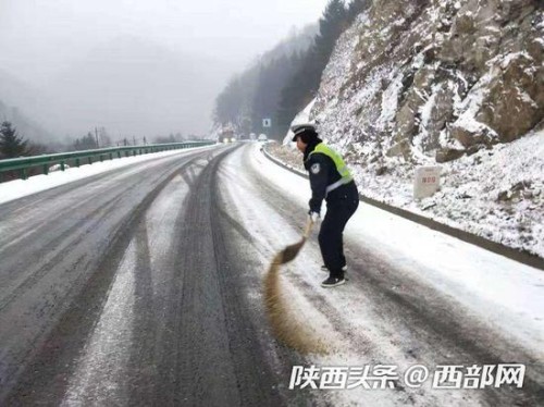 降雪天， 宝鸡交管部门全力疏导确保交通安全。