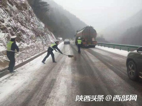 降雪天， 宝鸡交管部门全力疏导确保交通安全。