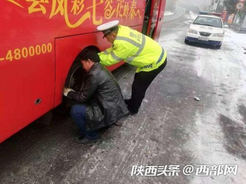 降雪天， 宝鸡交管部门全力疏导确保交通安全。