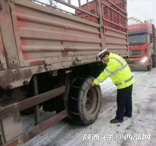 降雪天， 宝鸡交管部门全力疏导确保交通安全。