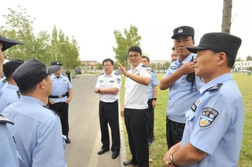 图为于建政实地检查民警工作。