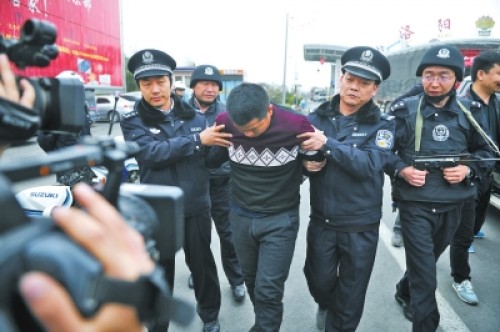 逃亡一个多月的孟某被洛阳市公安局民警从甘肃押解回洛
