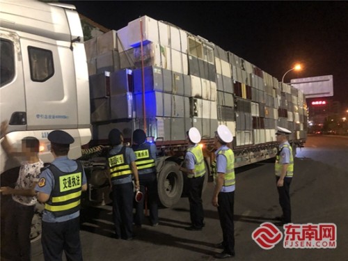 民警依法扣留超载货车。林鸿鑫 摄