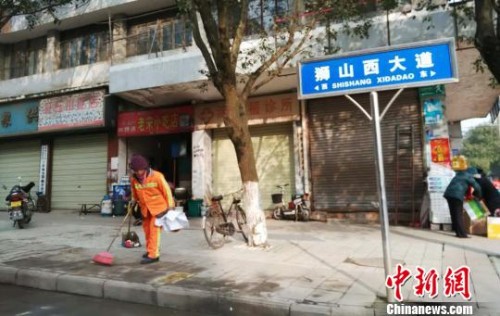 江西省宜春市奉新县狮山西大道发生一起重大交通事故，环卫工人正在清理事故现场。 钟欣 摄