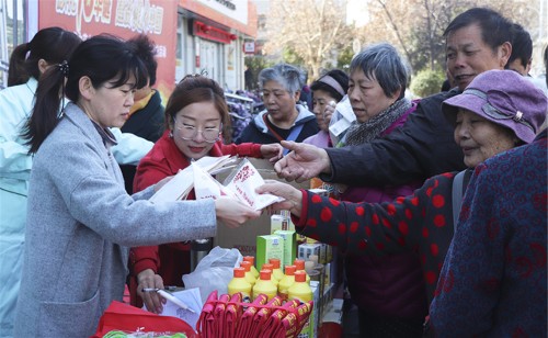 市民在现场领取礼品.JPG