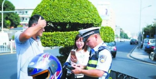 交警检查摩托车