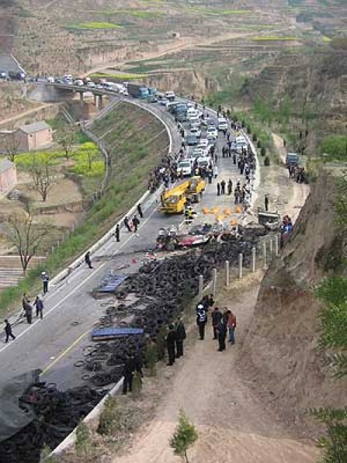 甘肃天水特大交通事故死亡人数增至27人(组图)