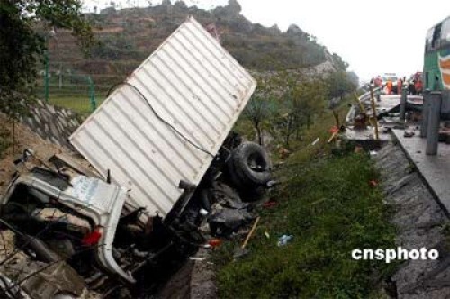 福泉高速发生特大交通事故 客车撞货车4死35伤