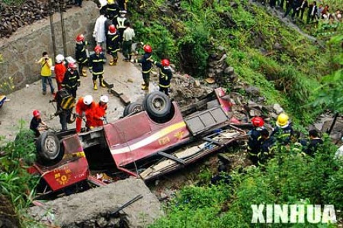 救援人员在事故现场进行清理救援工作。 新华社记者刘潺摄