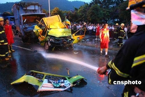 一辆标有889路巴士车从惠州火车站发车，途经市区江北义乌小商品城时造成四车连环相撞交通事故后疯狂逃逸，巴士车逃逸路段有七、八处汽车相撞事故。 中新社发 宋秀杰 摄