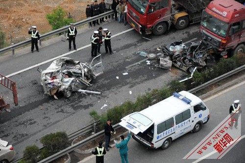 5月21日，兰州交警和医护人员正在现场施救。 