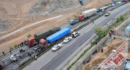 5月21日，交通事故造成高速公路单方向拥堵，大量车辆滞留在高速路上。新华社记者 宋常青摄 