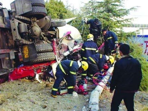 红色婚车被死死压在货车下。 孙成 陈咏 摄