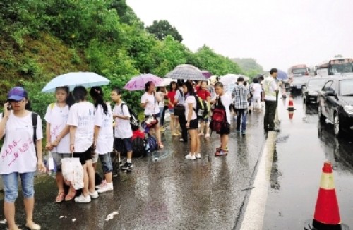 车祸现场，没有受伤的孩子聚集在路旁等待疏散。图/朱亚军