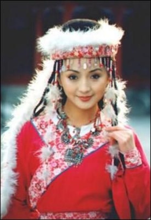 2000年1月30日凌晨6时曾在电视剧《还珠格格》中扮演“香妃”深受观众喜爱的青年演员刘丹，在广深高速公路深圳机场路段遭遇车祸不治身亡，年仅26岁。