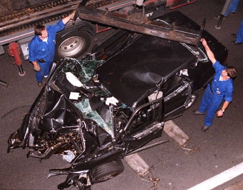 1997年8月31日，戴安娜因车祸在巴黎离世，这是出事车辆的残骸。