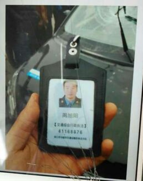 近年来，道路交通乱象频发，公路上出现的乱罚款问题普遍存在。为什么路政执法者不分昼夜的上路乱罚款，无视国家相关的法律法规？拦车罚款发生交通事故后，路政执法者为何不抢救伤者落荒而逃？现场被遗弃的私车为何被围观群众怒砸？