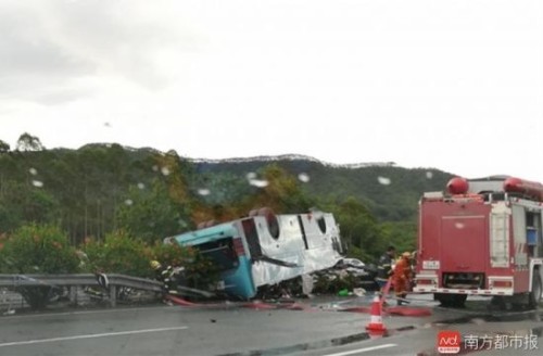 广河高速一辆载44人大巴翻车 造成19人死亡 伤员已全部救出