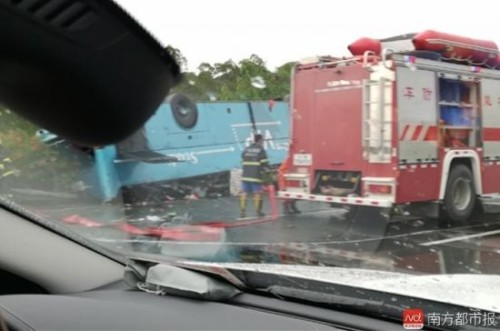 广河高速一辆载44人大巴翻车 造成19人死亡 伤员已全部救出