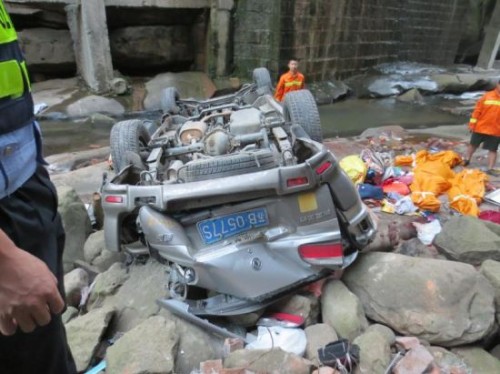 车祸现场，私家商务车摔成一堆废铁。